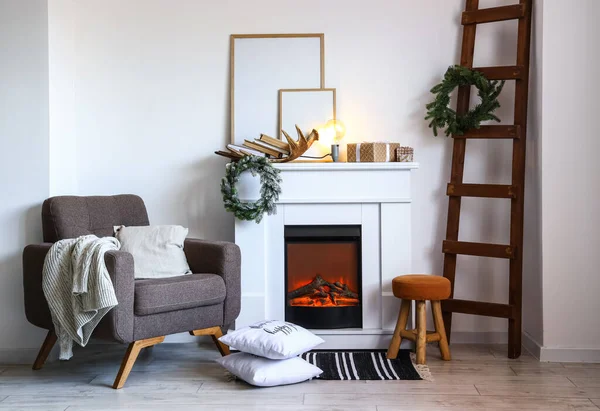Moderner Kamin Und Sessel Weihnachtlich Dekorierten Zimmer — Stockfoto