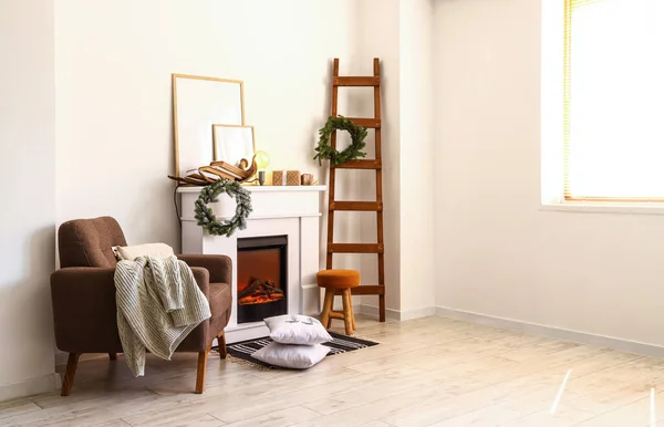 クリスマスのために装飾された部屋のモダンな暖炉とアームチェア — ストック写真