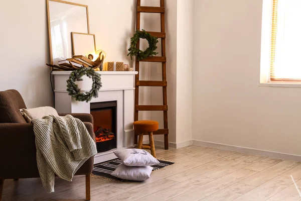 クリスマスのために装飾された光の部屋でモダンな暖炉 — ストック写真
