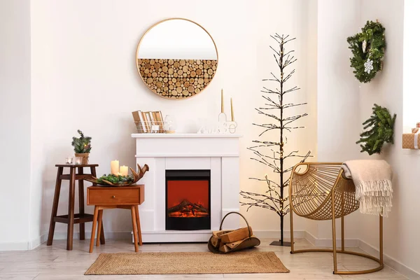クリスマスのために装飾された部屋の電気暖炉とスタイリッシュなアームチェア — ストック写真