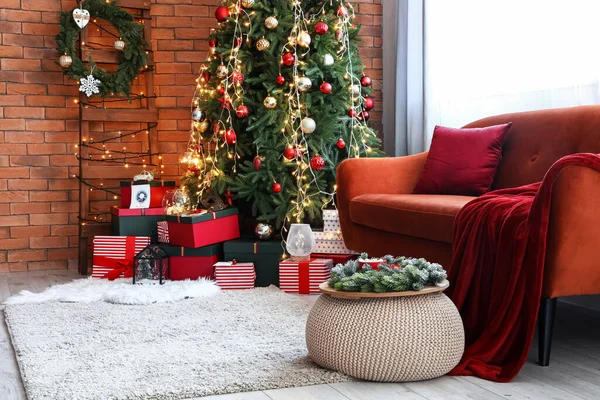 크리스마스 선물로 장식된 화환을 — 스톡 사진