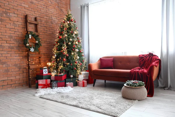 リビングルームのインテリアでプレゼントとクリスマスツリー — ストック写真