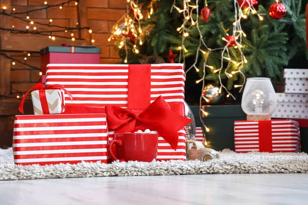 Багато Різдвяних Подарунків Чашки Какао Підлозі — стокове фото