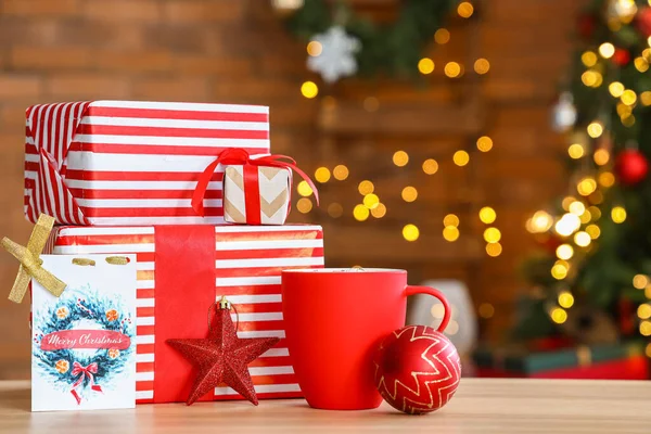 Kártya Szöveggel Merry Christmas Ajándékok Csésze Kakaó Dekoráció Asztalon — Stock Fotó