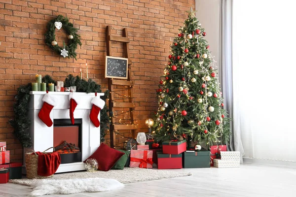 Moderna Chimenea Árbol Habitación Decorada Para Navidad — Foto de Stock