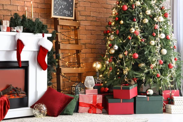 Weihnachtsbaum Mit Geschenken Nahe Ziegelmauer — Stockfoto