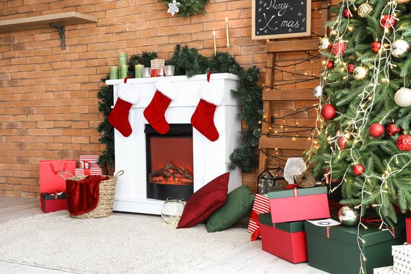 Moderna Chimenea Con Calcetines Navidad Velas Cerca Pared Ladrillo —  Fotos de Stock