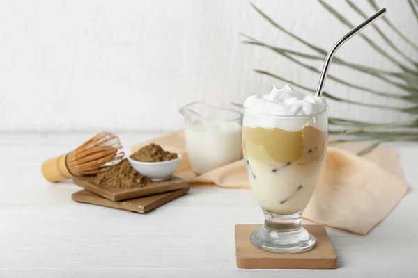 Glas Eisgekühlten Hojicha Latte Auf Dem Tisch — Stockfoto