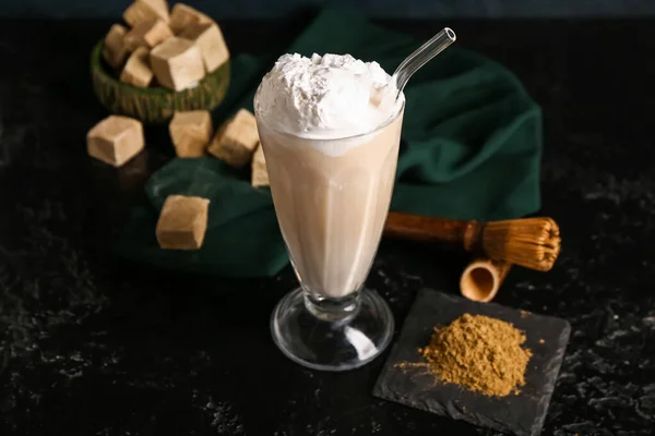 Bicchiere Latte Freddo Hojicha Polvere Fondo Nero — Foto Stock