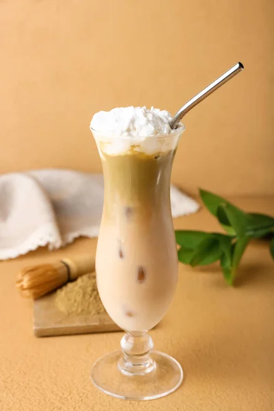 Bicchiere Latte Gelido Hojicha Sfondo Beige — Foto Stock