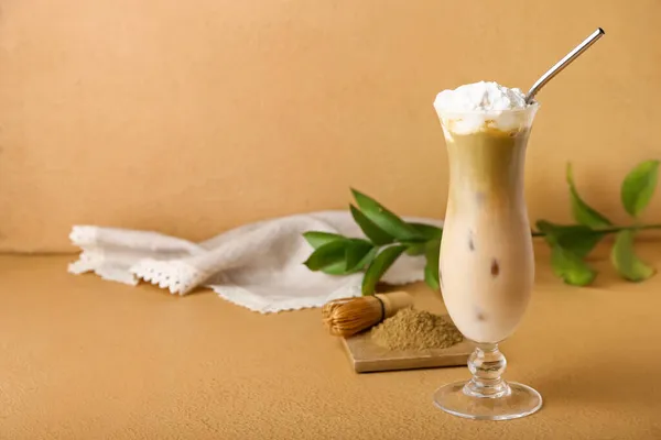 Bicchiere Latte Gelido Hojicha Sfondo Beige — Foto Stock