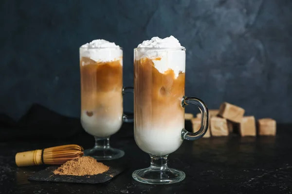 Glazen Bekers Van Ijskoude Hojicha Latte Chasen Poeder Zwarte Ondergrond — Stockfoto