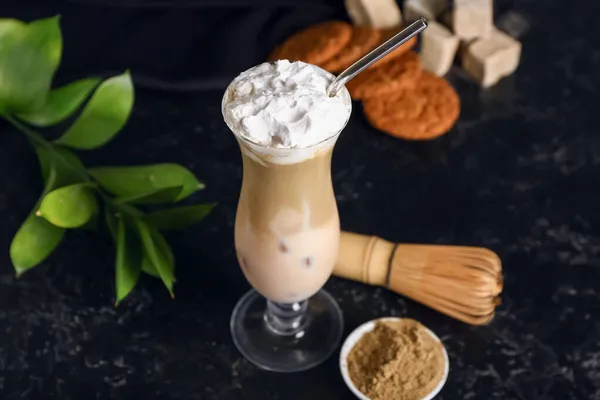 Segelas Hojicha Latte Chasen Dan Bubuk Pada Latar Belakang Hitam — Stok Foto