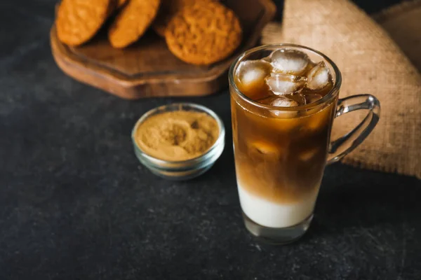 Tazza Vetro Latte Hojicha Ghiacciato Sfondo Nero — Foto Stock