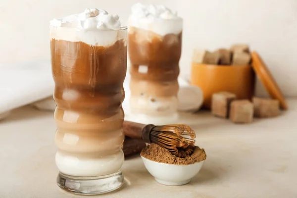 Bicchieri Latte Freddo Hojicha Chasen Polvere Fondo Chiaro — Foto Stock