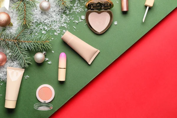 Cosméticos Maquiagem Com Decoração Natal Fundo Verde Vermelho — Fotografia de Stock