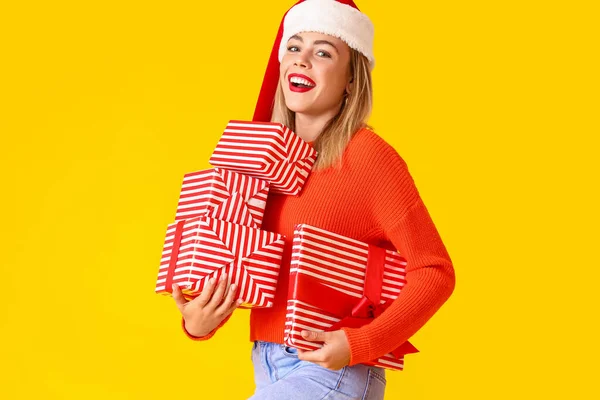 Hermosa Joven Con Regalos Navidad Sobre Fondo Amarillo —  Fotos de Stock