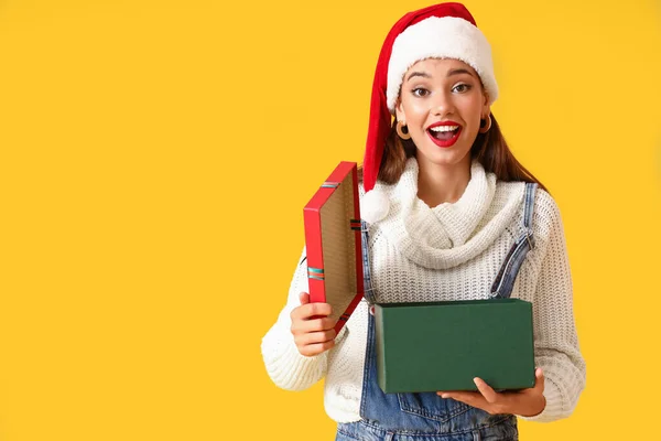Meglepett Fiatal Nyitó Karácsonyi Ajándék Sárga Háttér — Stock Fotó
