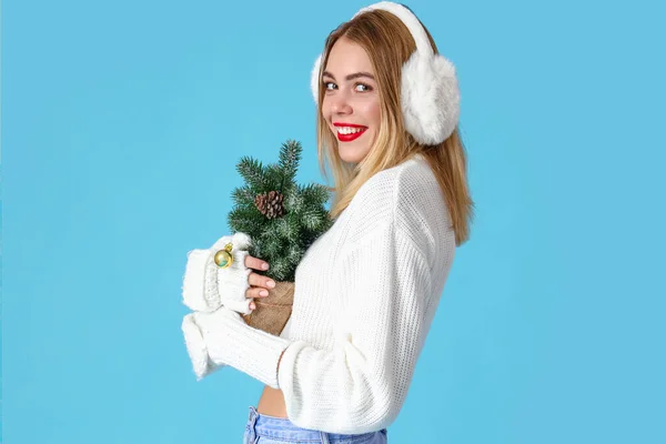 Belle Jeune Femme Avec Petit Arbre Noël Sur Fond Bleu — Photo