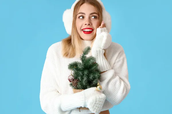 Surpreendida Jovem Com Pequena Árvore Natal Fundo Azul — Fotografia de Stock