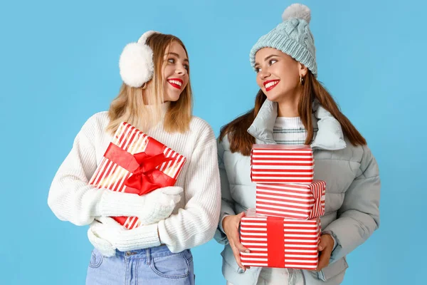 Hermanas Jóvenes Con Regalos Navidad Sobre Fondo Azul — Foto de Stock