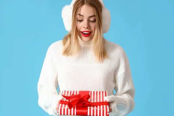 Surprise Jeune Femme Avec Cadeau Noël Sur Fond Bleu — Photo