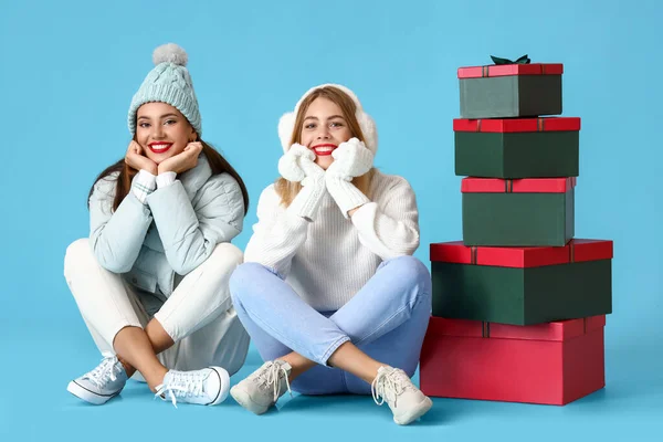 Νεαρές Αδελφές Χριστουγεννιάτικα Δώρα Μπλε Φόντο — Φωτογραφία Αρχείου