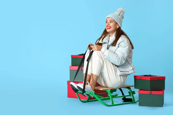 Vacker Ung Kvinna Med Släde Och Julklappar Blå Bakgrund — Stockfoto