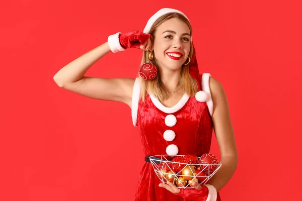 Belle Jeune Femme Avec Des Boules Noël Sur Fond Rouge — Photo