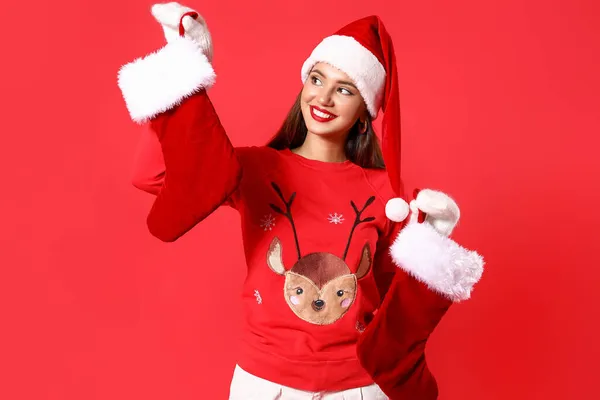 Hermosa Mujer Joven Con Calcetines Navidad Sobre Fondo Rojo —  Fotos de Stock
