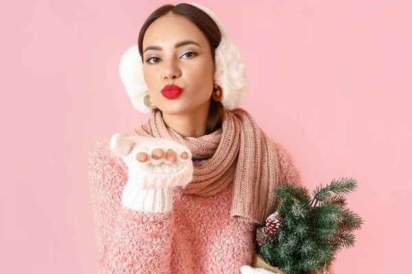 Hermosa Mujer Con Pequeño Árbol Navidad Soplando Beso Sobre Fondo —  Fotos de Stock