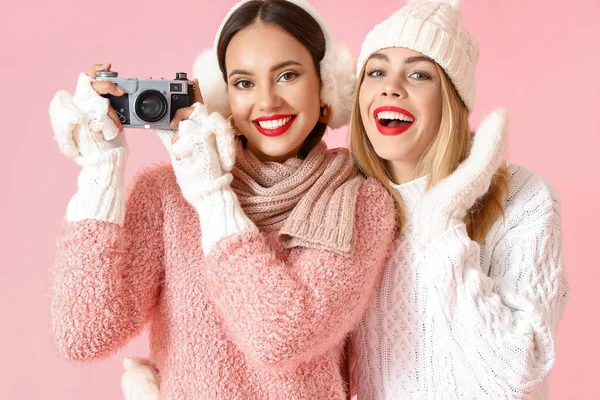 Beautiful Sisters Photo Camera Pink Background — Stock Photo, Image