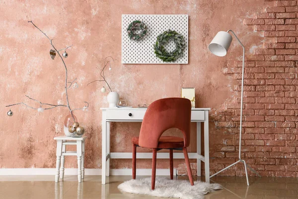 Pembe Duvarın Yanında Noel Topları Çelenkleri Olan Modern Işyeri — Stok fotoğraf