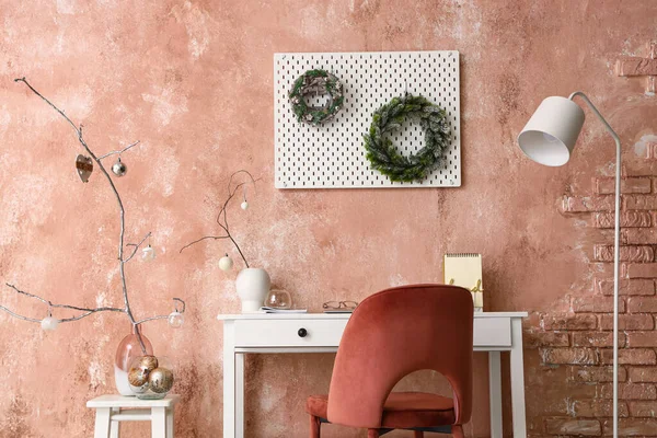 Pembe Duvarın Yanında Modern Işyeri Noel Çelenkleri — Stok fotoğraf