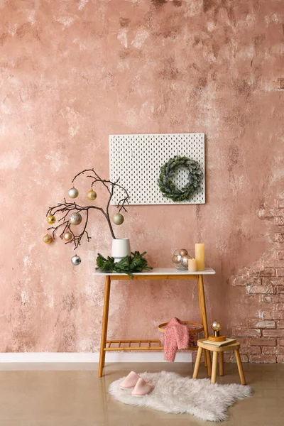 Faágak Karácsonyi Labdák Vázában Gyertyák Asztalon Közel Rózsaszín Fal — Stock Fotó