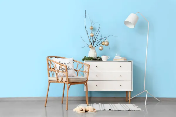 Branches Arbre Avec Boules Noël Dans Vase Sur Commode Chaise — Photo