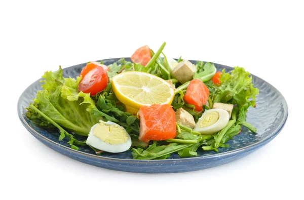 Ízletes Saláta Lazaccal Friss Zöldségekkel Fehér Alapon — Stock Fotó
