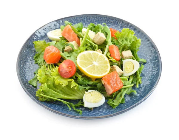 Salada Deliciosa Com Salmão Legumes Frescos Fundo Branco — Fotografia de Stock