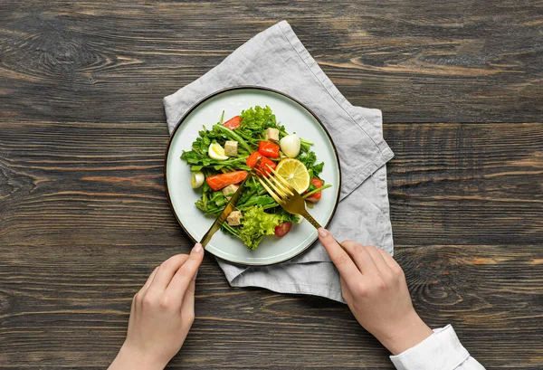 Vrouw Die Verse Salade Eet Met Zalm Groenten Houten Ondergrond — Stockfoto