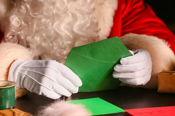 Санта Клаус Читает Письмо Столом Канун Рождества — стоковое фото