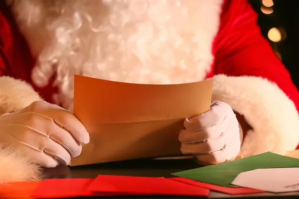 Weihnachtsmann Liest Brief Tisch Heiligabend — Stockfoto