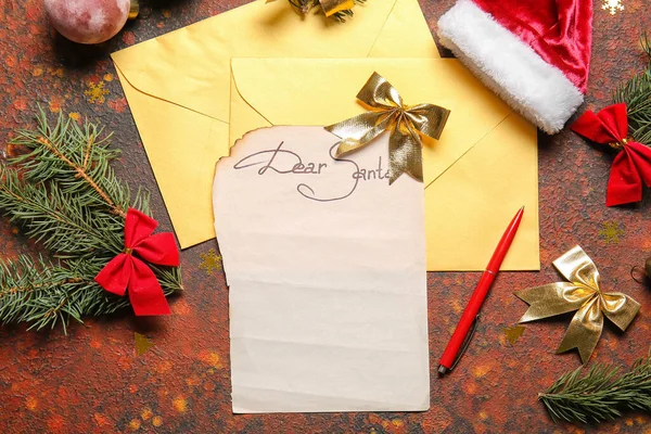 Prázdný Dopis Santovi Obálky Vánoční Výzdoba Hnědém Pozadí — Stock fotografie
