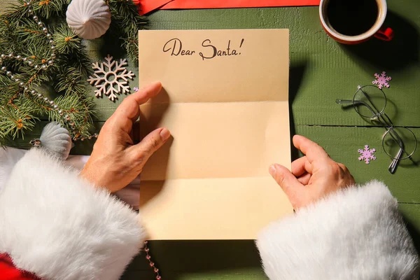 Manos Santa Claus Con Carta Vacía Mesa — Foto de Stock