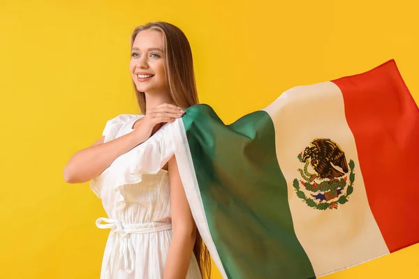 Mujer Joven Feliz Con Bandera México Sobre Fondo Color — Foto de Stock