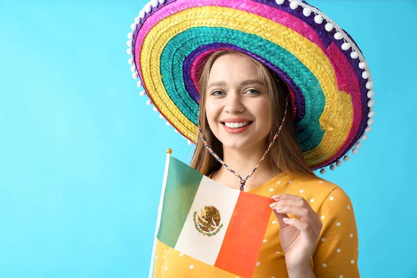 Szczęśliwa Młoda Kobieta Sombrero Kapelusz Flaga Meksyku Tle Koloru — Zdjęcie stockowe