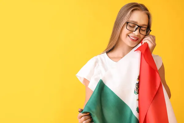 Szczęśliwa Młoda Kobieta Flagą Meksyku Tle Koloru — Zdjęcie stockowe