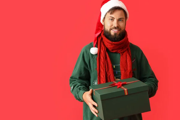 Bonito Homem Chapéu Santa Com Presente Natal Fundo Vermelho — Fotografia de Stock
