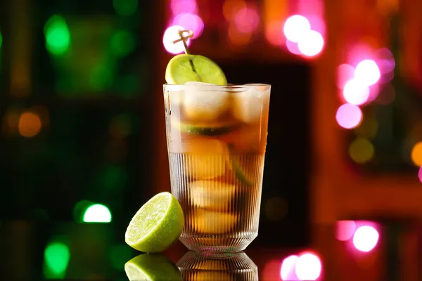 Bicchiere Gustoso Cocktail Cuba Libre Sul Tavolo Contro Luci Sfocate — Foto Stock