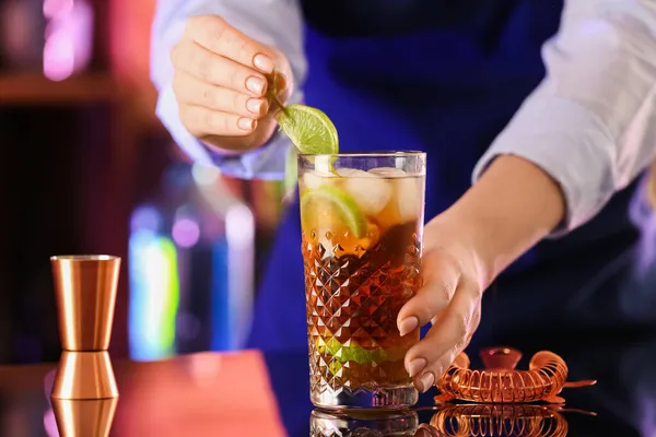 Vrouwelijke Barman Versiert Glas Lekkere Cubaanse Libre Cocktail Tafel Bar — Stockfoto