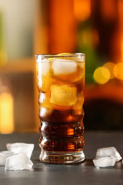 Ett Glas God Cuba Libre Cocktail Bordet Baren — Stockfoto